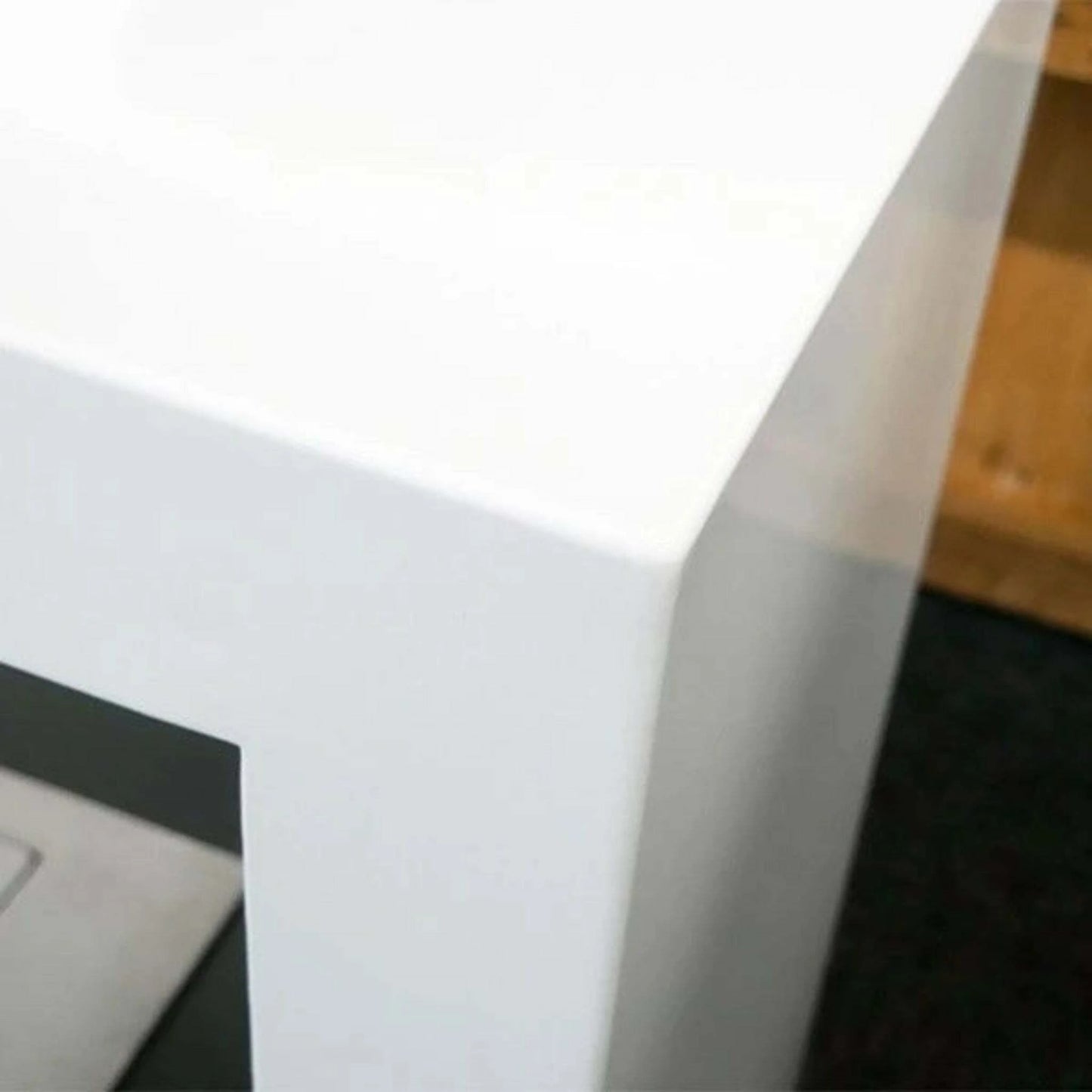 Close up of corner of Lansing XL - white Freestanding Bio Fireplace
