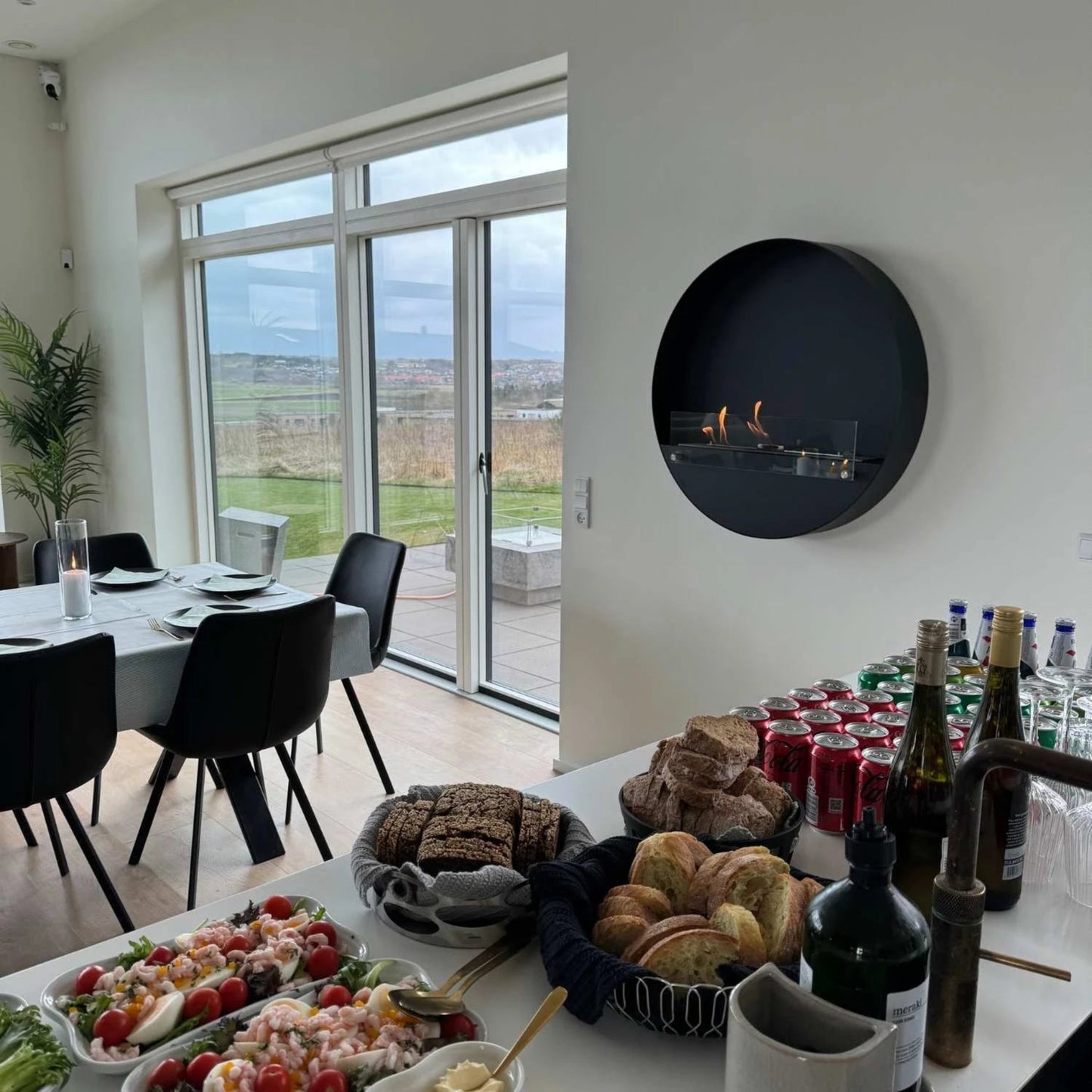 DelawareXLblack-O80cm in white room with buffet